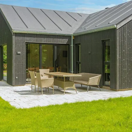 10 Person In Glesborg-by Traum