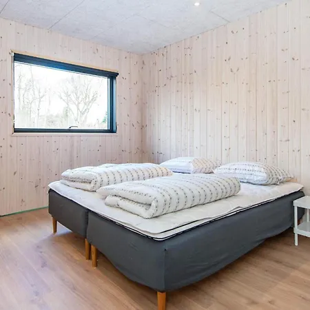 10 Person In Glesborg-by Traum *