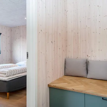 10 Person In Glesborg-by Traum